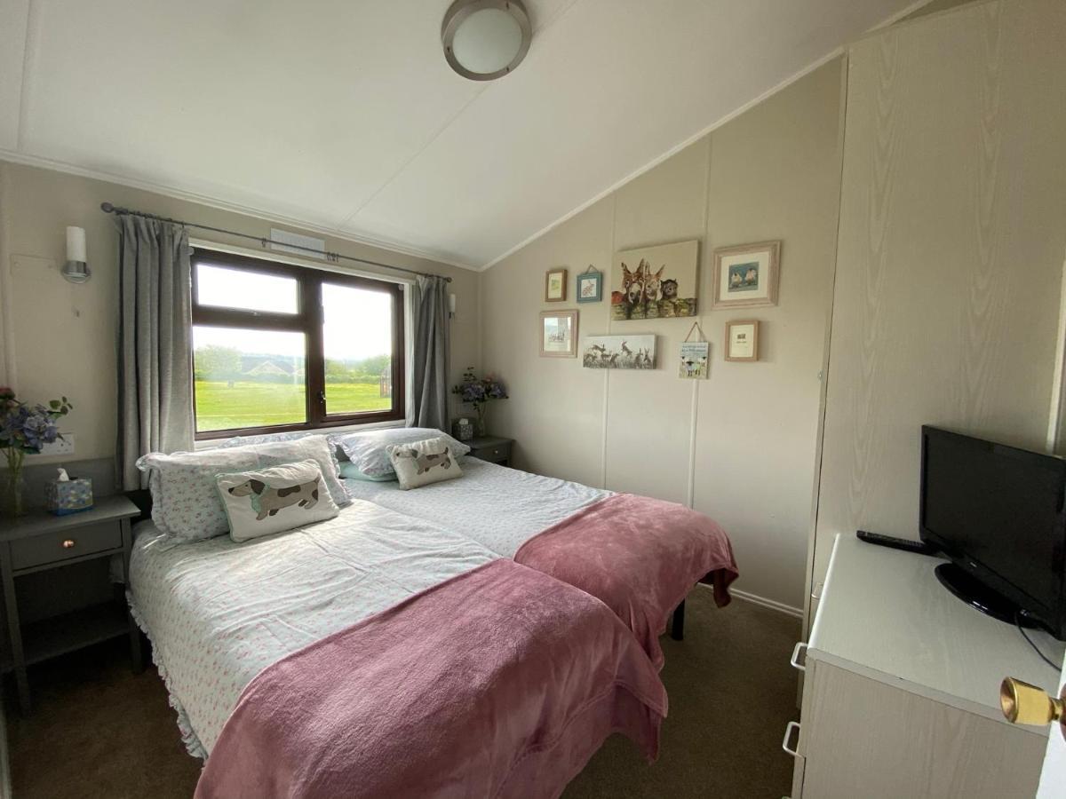Rew Farm Country & Equestrian Accommodation - Sunrise Lodge Melksham Exteriör bild