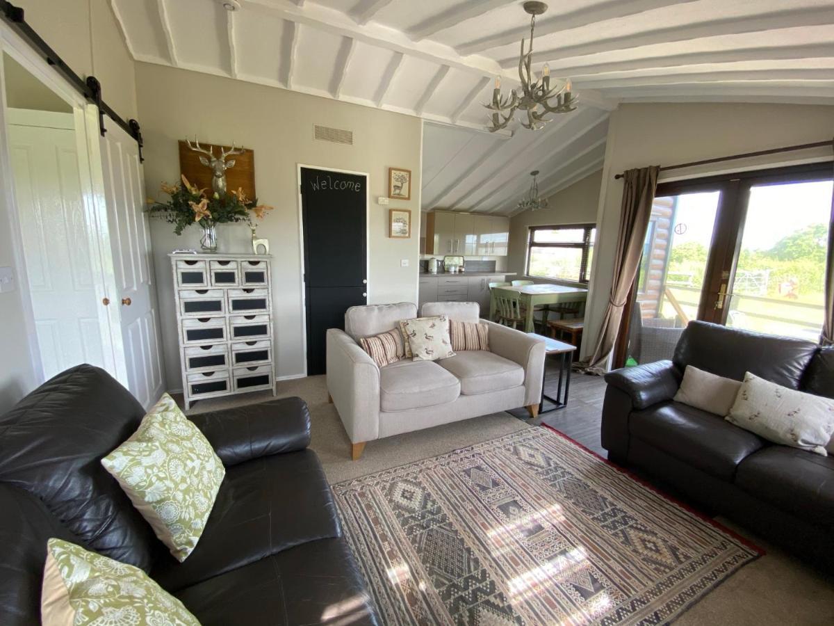 Rew Farm Country & Equestrian Accommodation - Sunrise Lodge Melksham Exteriör bild