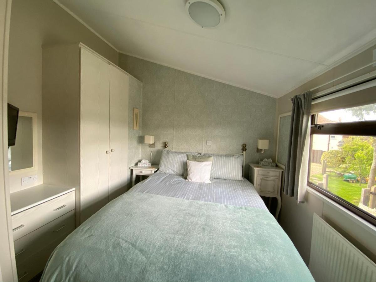 Rew Farm Country & Equestrian Accommodation - Sunrise Lodge Melksham Exteriör bild