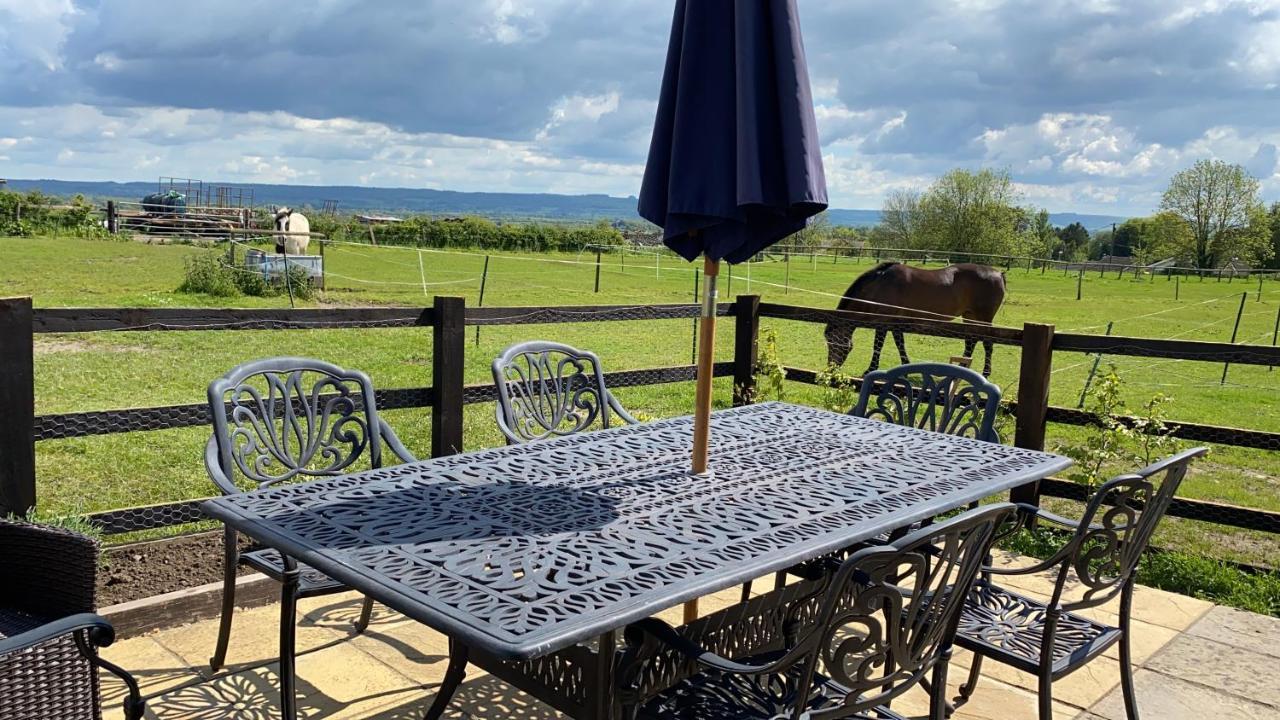 Rew Farm Country & Equestrian Accommodation - Sunrise Lodge Melksham Exteriör bild