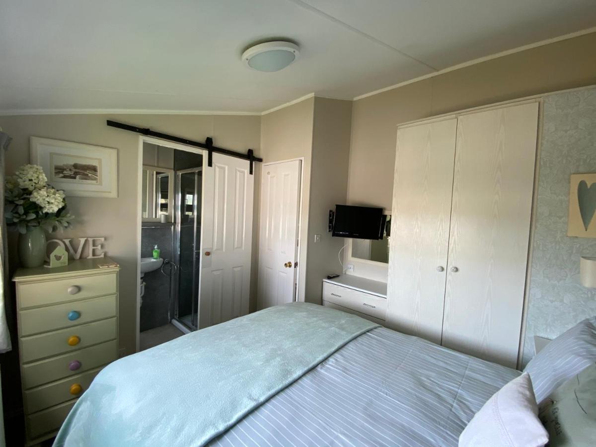Rew Farm Country & Equestrian Accommodation - Sunrise Lodge Melksham Exteriör bild