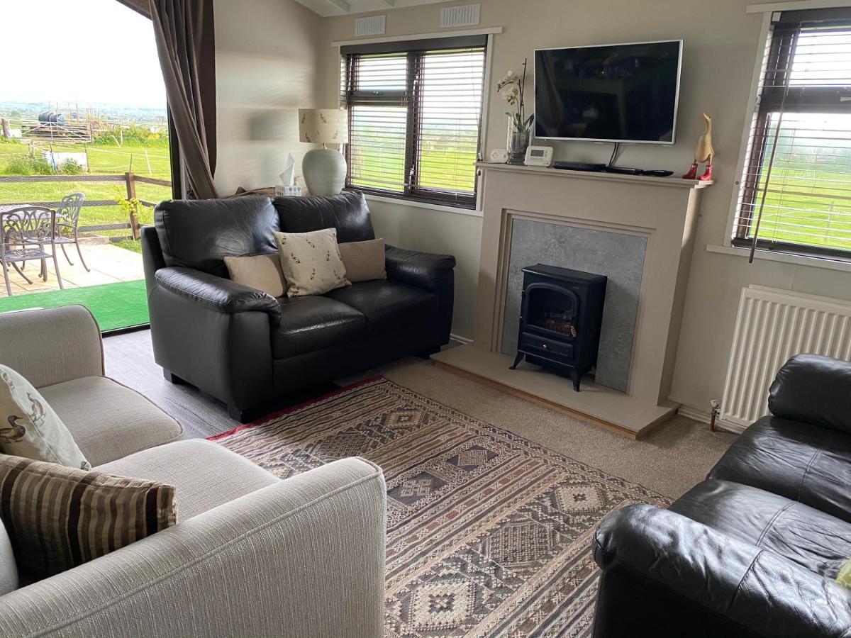 Rew Farm Country & Equestrian Accommodation - Sunrise Lodge Melksham Exteriör bild