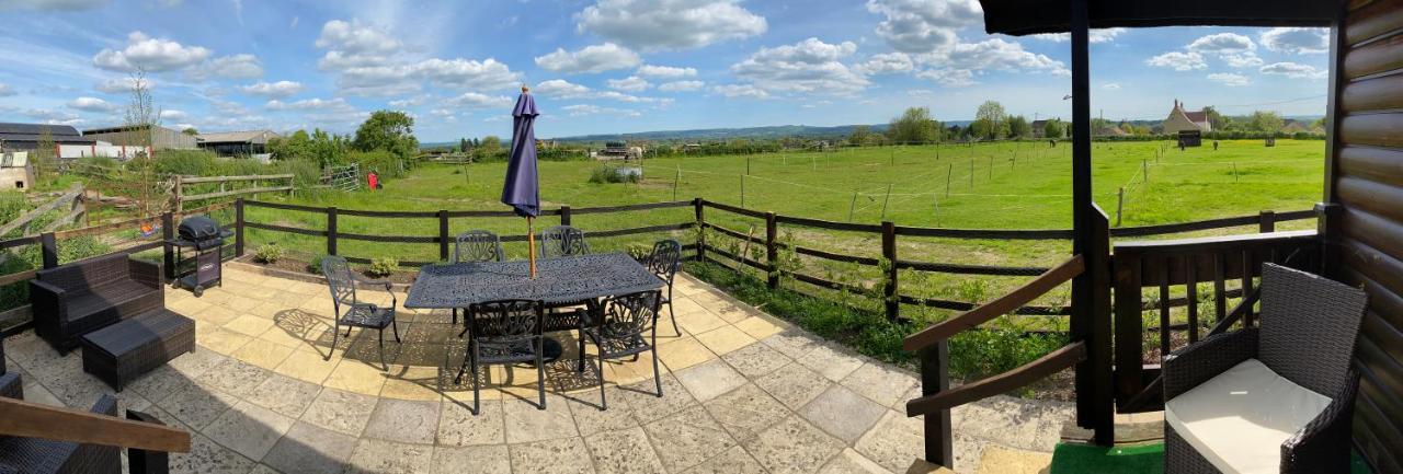 Rew Farm Country & Equestrian Accommodation - Sunrise Lodge Melksham Exteriör bild