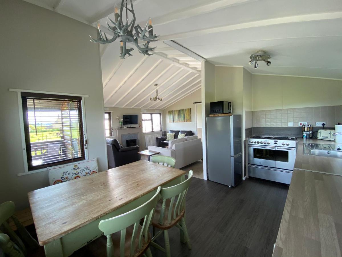 Rew Farm Country & Equestrian Accommodation - Sunrise Lodge Melksham Exteriör bild