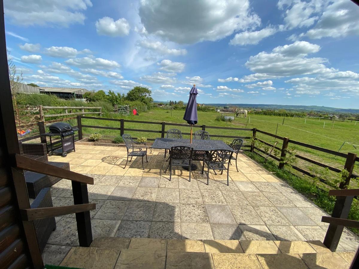 Rew Farm Country & Equestrian Accommodation - Sunrise Lodge Melksham Exteriör bild
