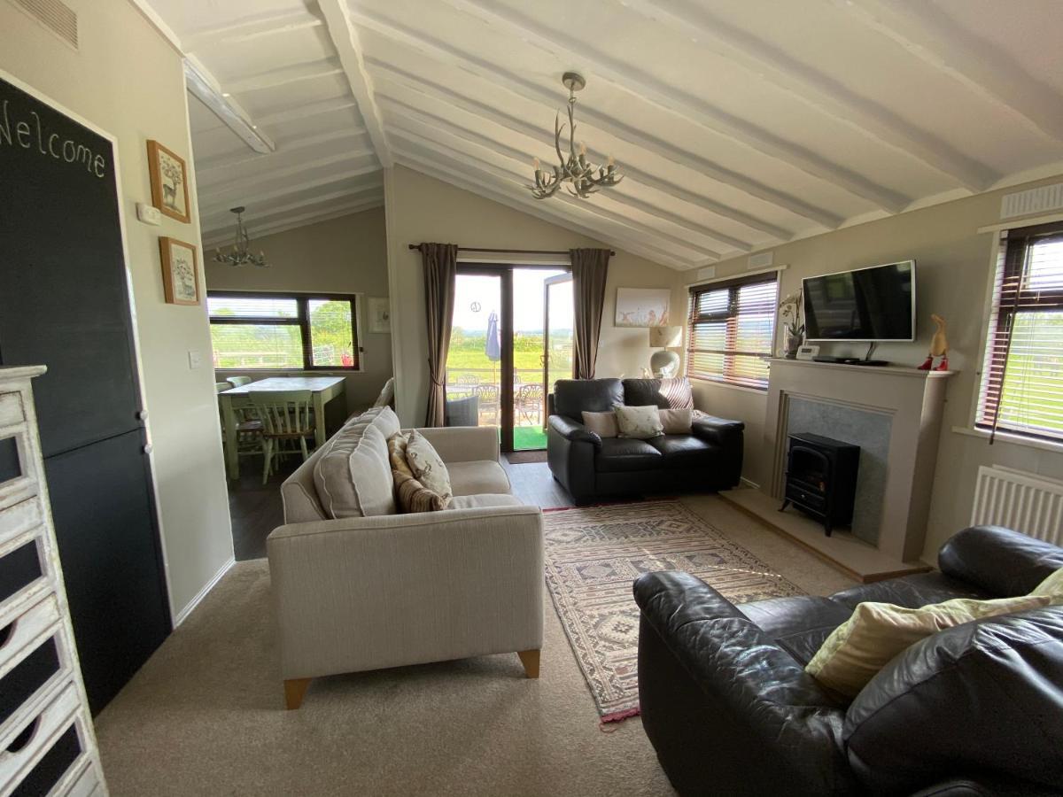 Rew Farm Country & Equestrian Accommodation - Sunrise Lodge Melksham Exteriör bild
