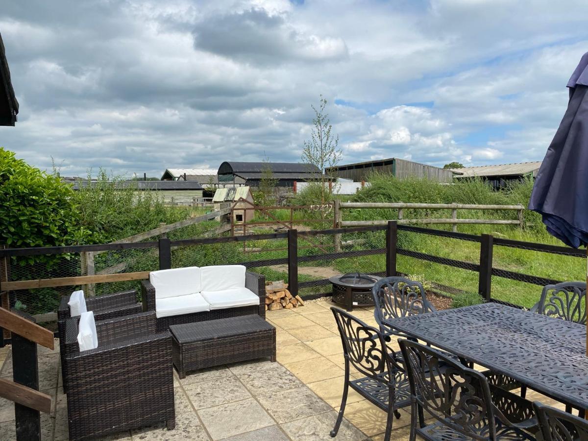 Rew Farm Country & Equestrian Accommodation - Sunrise Lodge Melksham Exteriör bild