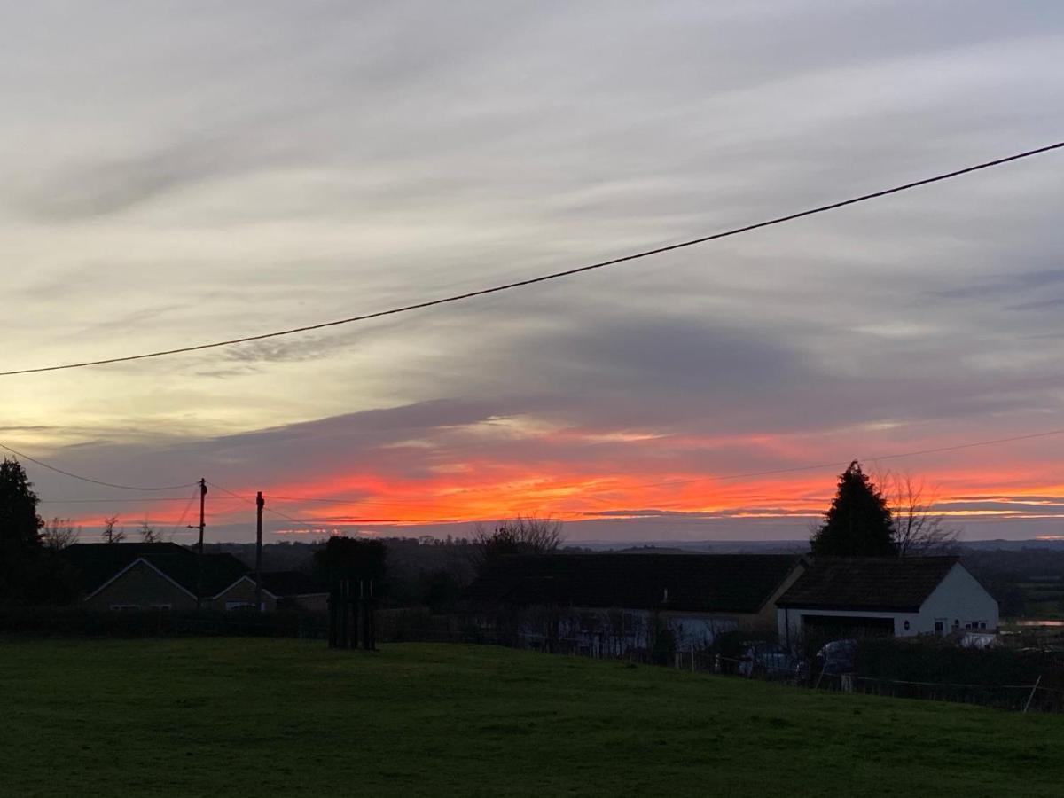 Rew Farm Country & Equestrian Accommodation - Sunrise Lodge Melksham Exteriör bild