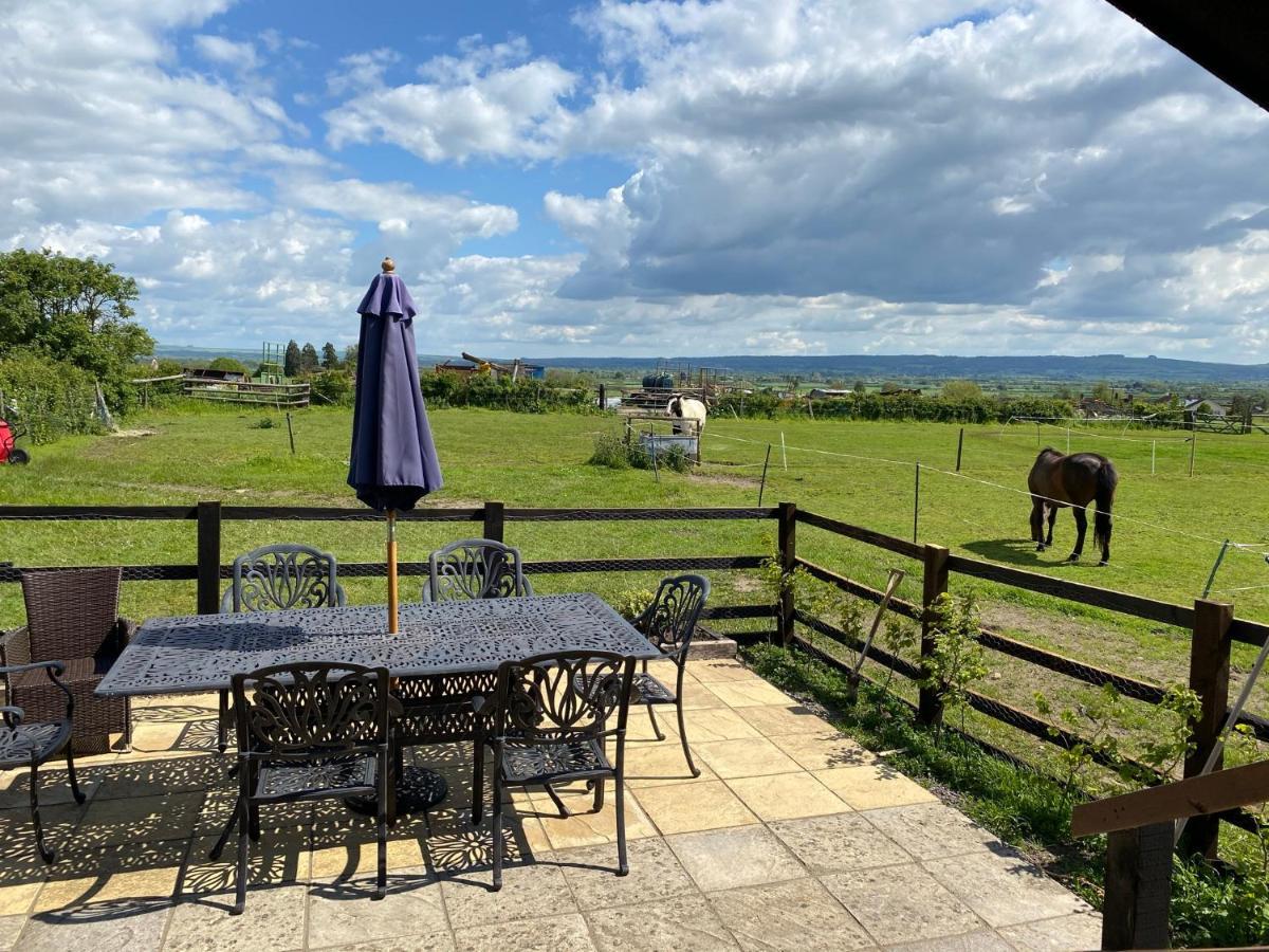 Rew Farm Country & Equestrian Accommodation - Sunrise Lodge Melksham Exteriör bild