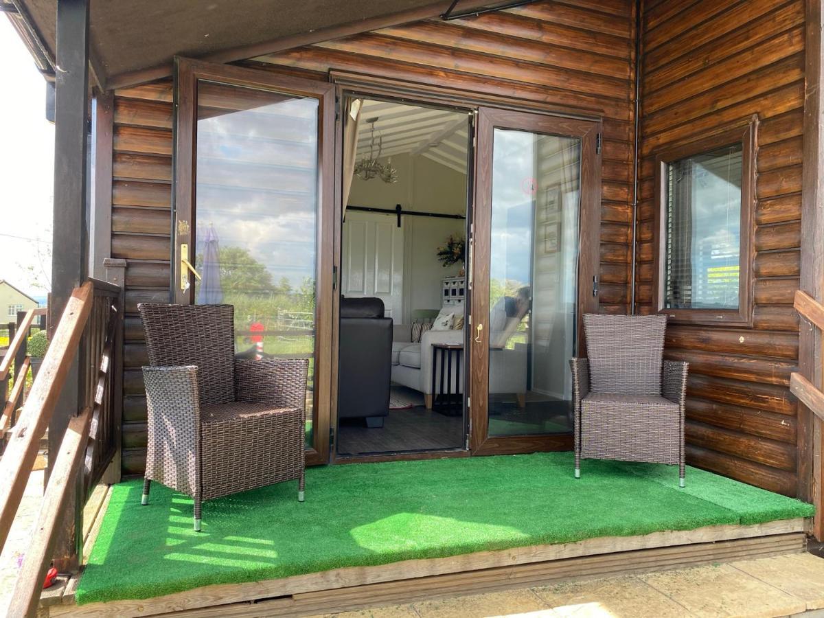 Rew Farm Country & Equestrian Accommodation - Sunrise Lodge Melksham Exteriör bild