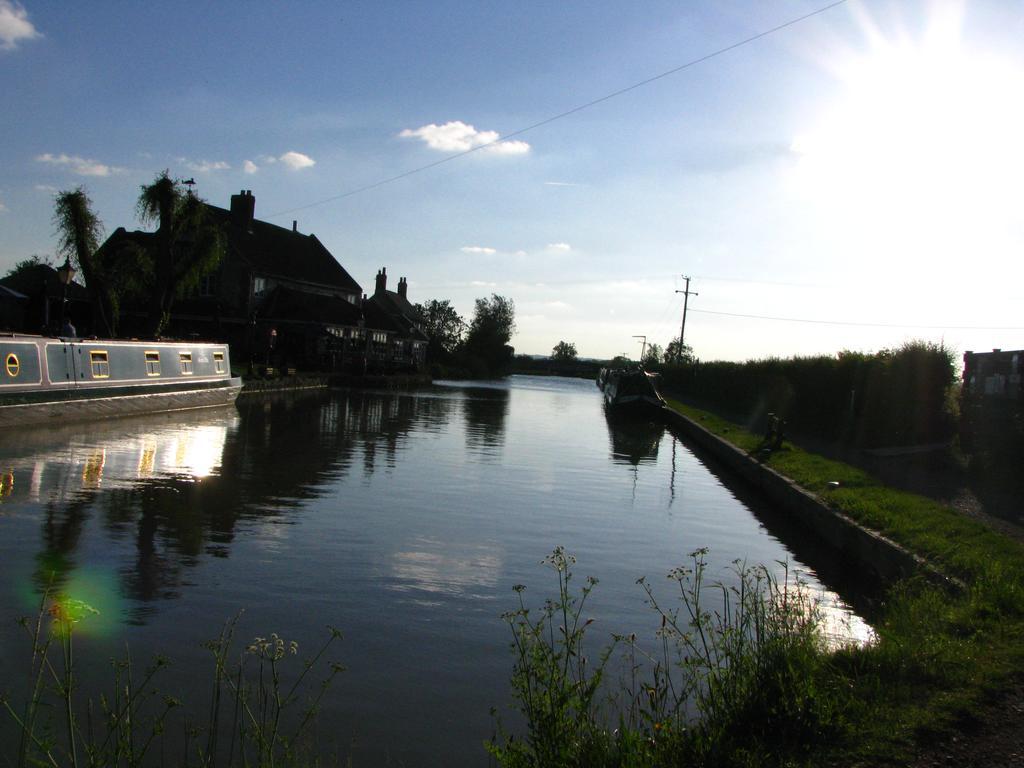 Rew Farm Country & Equestrian Accommodation - Sunrise Lodge Melksham Exteriör bild