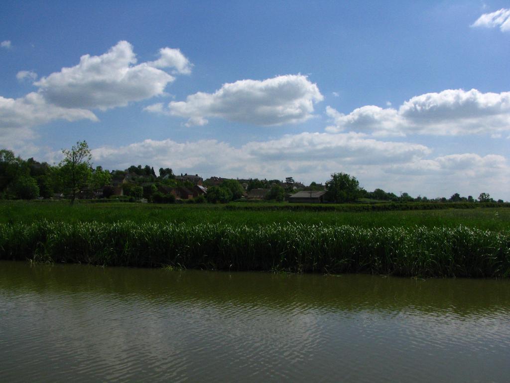 Rew Farm Country & Equestrian Accommodation - Sunrise Lodge Melksham Exteriör bild