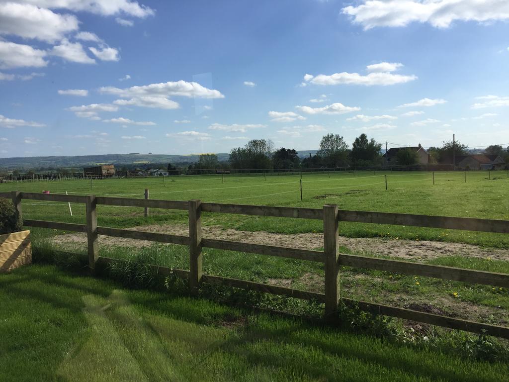 Rew Farm Country & Equestrian Accommodation - Sunrise Lodge Melksham Exteriör bild
