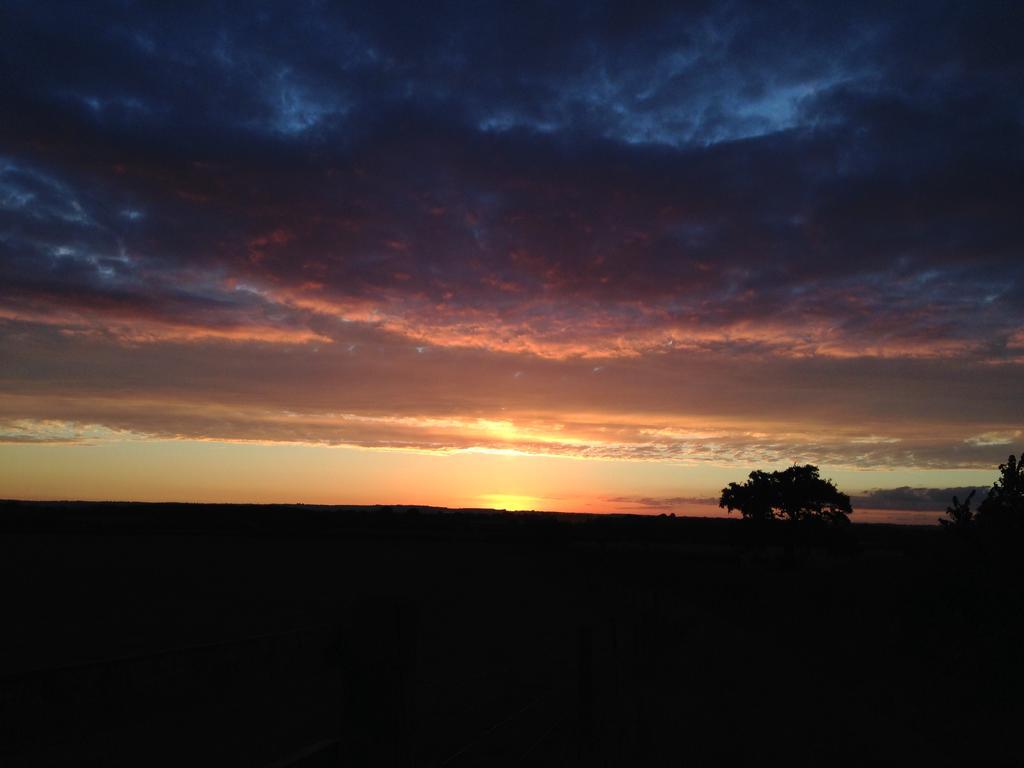Rew Farm Country & Equestrian Accommodation - Sunrise Lodge Melksham Exteriör bild