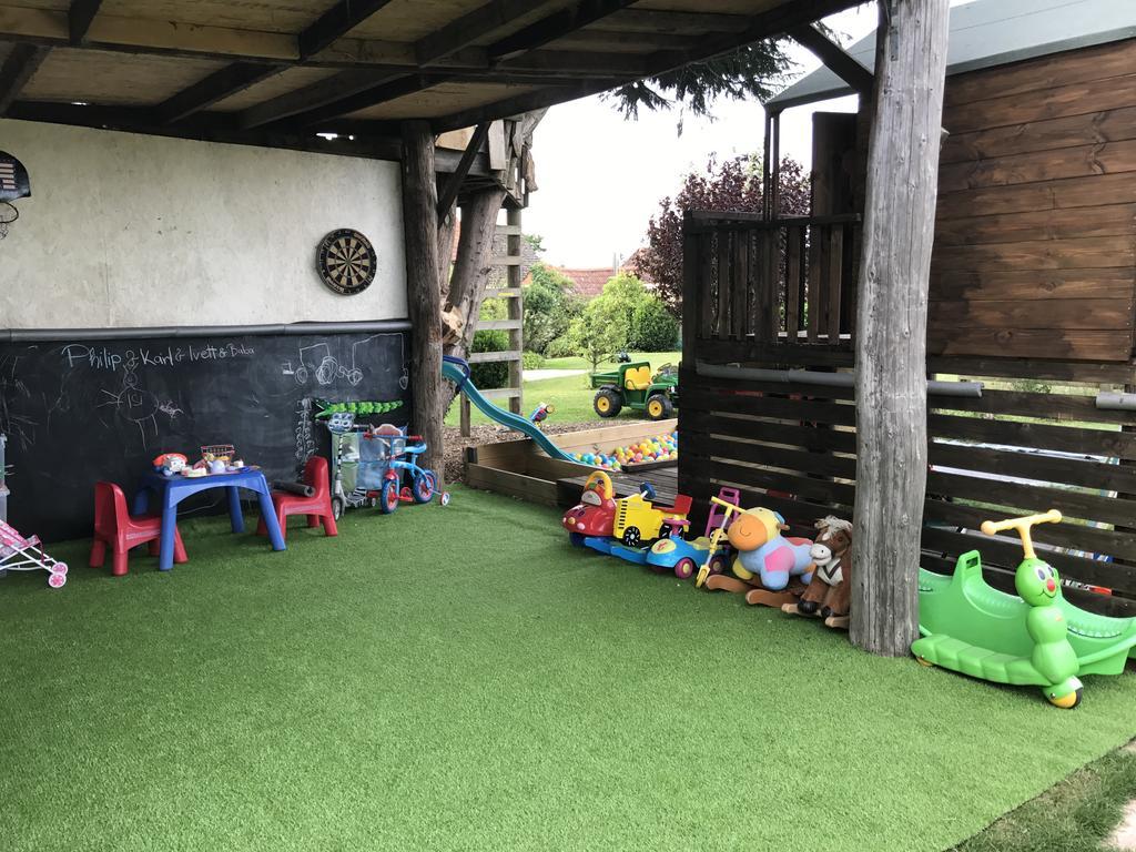 Rew Farm Country & Equestrian Accommodation - Sunrise Lodge Melksham Exteriör bild